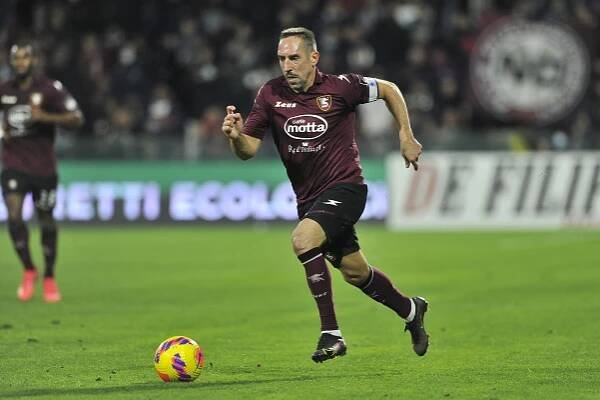 Italská liga se zřejmě dohraje s devatenácti týmy. Nováček ze Salerna nemá majitele, hrozí mu vyřazení