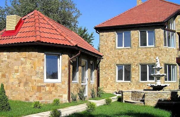 Kamenná vlečka (42 fotografií): přední vinylová a plastová vlečka pro domy, příklady budov opláštěných vlečky, drobnosti