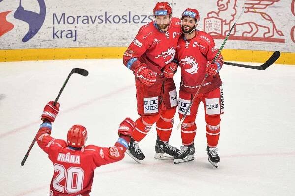 Finále play off hokejové extraligy - 1. zápas: HC Oceláři Třinec - HC Sparta Praha, 18. dubna 2022 v Třinci. Vpravo Erik Hrňa.