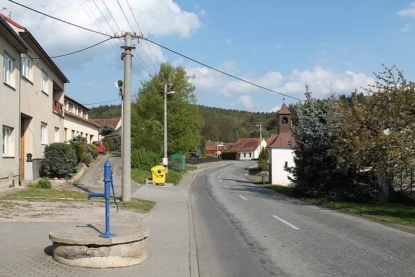 Soubor:Malhostovice, Nuzířov, náves (2017-04-29; 01).jpg – Wikipedie