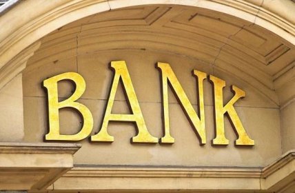 Stáhnout - Nápis Gold bank u vchodu do bankovního ústavu v centru finančního sektoru — Stock obrázek