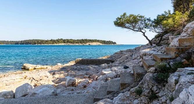 V okolí Puly se dočkáte vody o teplotě 26 C.