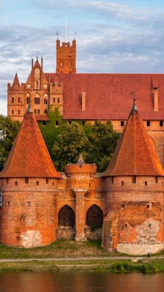 10 biggest castles and palaces in the world you can actually visit