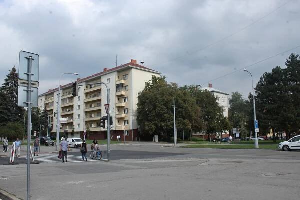 Proměna nároží Kounicovy a Šumavské v Brně: místo asfaltu nový minipark