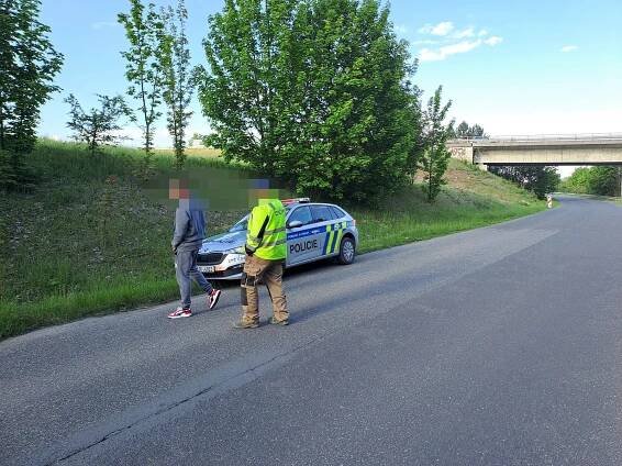 Auto srazilo ve Studeněvsi muže na elektrokoloběžce, viník od nehody ujel