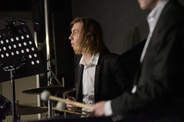 Sálem společenského domu opět zněla filmová hudba, tentokrát v podání orchestru