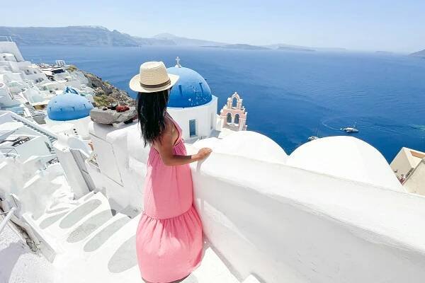 Mujer disfrutando de las vistas panorámicas de las Islas Griegas, Grecia