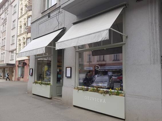 Dejvická 34: Jak se vaří v Pohlreichem oceněné restauraci? Ochutnali jsme černé rizoto i pálivý tatarák
