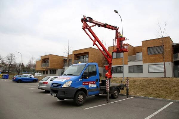 Pronájem plošiny Slavkov u Brna - výškové práce, elektroinstalace