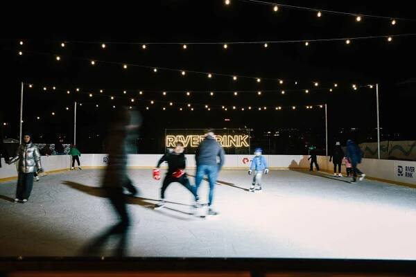 Ledové kluziště River Rink s apres-skate barem - Karlinem.cz