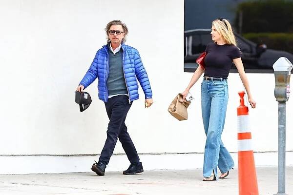 Přírodou řádně obdařená Charlotte McKinney (31) spatřena na večeři s komikem (60), který sbalil půlku Hollywoodu!