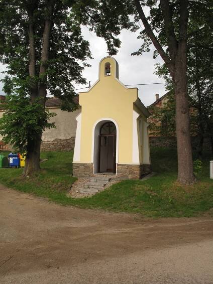 Soubor:Radošovice (Bystřice), kaplička.jpg – Wikipedie