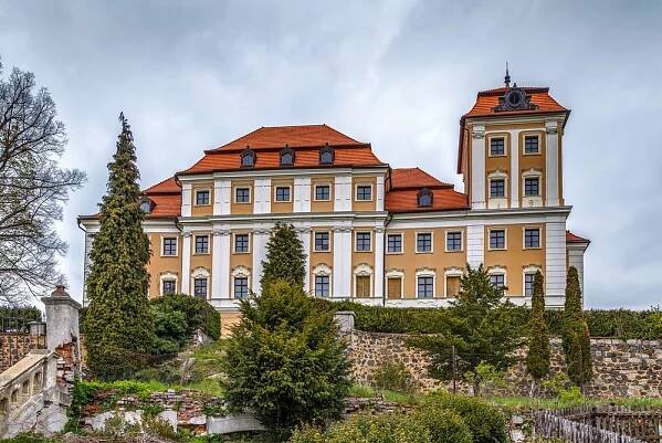 Valeč ukrývá unikátní velké sochy, které si můžete prohlédnout s akustickým doprovodem nebo v noci - JenProCestovatele
