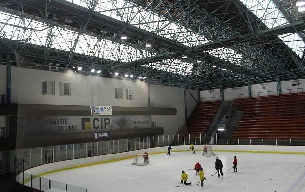 Zimní stadion v Hradišti čeká demolice. Teď vybírají zhotovitele stadionu nového