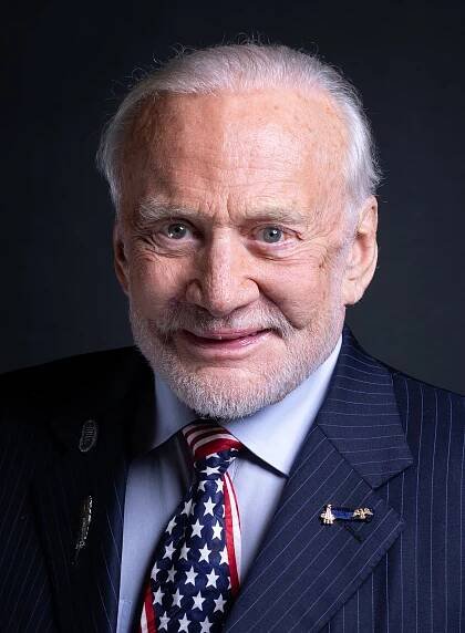 Soubor:Buzz Aldrin in 2019 (cropped).jpg