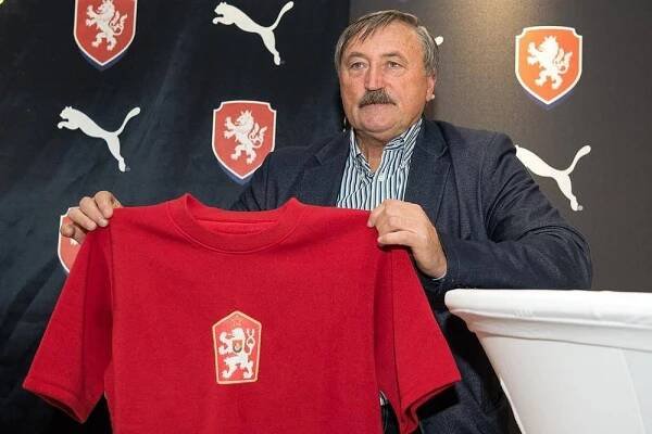 Šoumen Jirků parodoval dva opilé arbitry