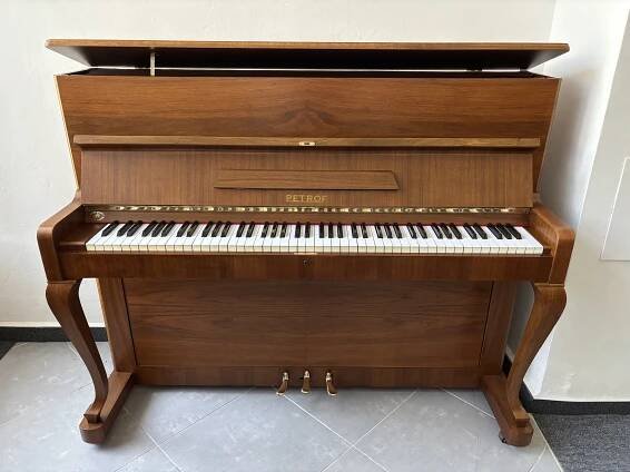 Piano Petrof s nohami, chippendale klavír 003PH