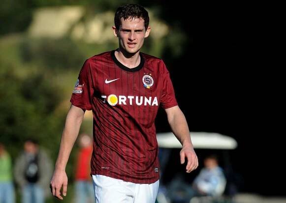 Mario Holek (ve Spartě působil od ledna 2012 do června 2018, v roce 2019 ukončil kariéru) Po návratu z ukrajinského angažmá v roce 2012 se Mario Holek velmi rychle usadil v základní sestavě Sparty. První rok nastupoval na pozici defenzivního záložníka, stejně jako před svým odchodem do zahraničí. V některých zápasech mu však byl vyčítán nedostatečný důraz a laxnost, proto Letenští angažovali Lukáše Váchu z Liberce. Holek se posunul směrem dozadu na post stopera a tam se mu dařilo náramně. Vedle něj se vystřídala řada hráčů (Jarošík, Švejdík, Polom, Brabec), on se však v sestavě držel a byl oporou zadních řad letenského týmu až do příchodu italského kouče Stramaccioniho, který ho vyexpedoval na hostování do Dukly Praha. Po návratu už se s ním v klubu nepočítalo, zkoušel to ještě v Příbrami, ale kvůli problémům se srdcem ukončil ve 32 letech kariéru.