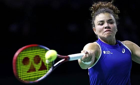 Italská tenistka Jasmine Paoliniová v zápase se Slovenkou Rebeccou Šrámkovou.