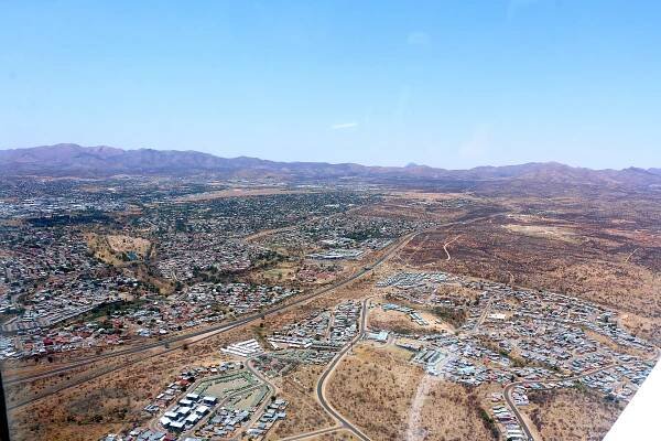 Luftaufnahme von Windhoek mit den Auasbergen