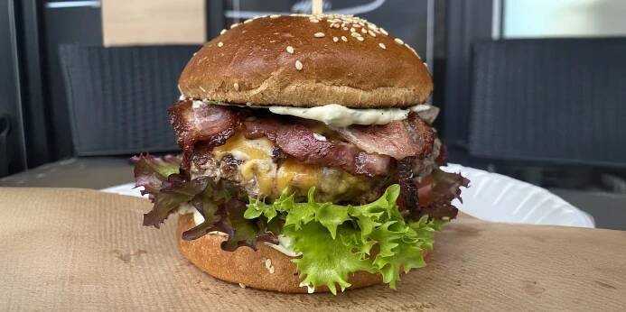 Šťavnatý burger s hovězím masem vč. hranolků: 1-2 osoby