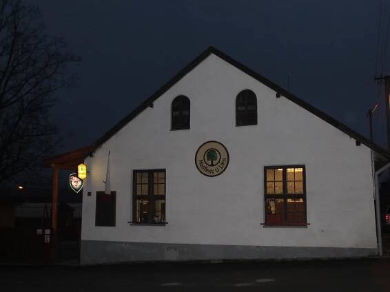 Ve Zborné sedí volební komise v hostinci