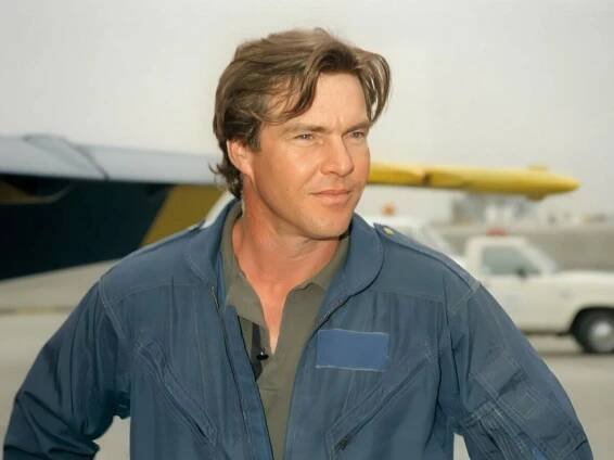 Actor Dennis Quaid prepares for a VIP flight with the US Navy (USN) Blue Angels.