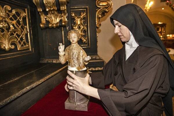 Obrazem: Pražské Jezulátko se vysvléklo, oblékne se až po půlnoční mši