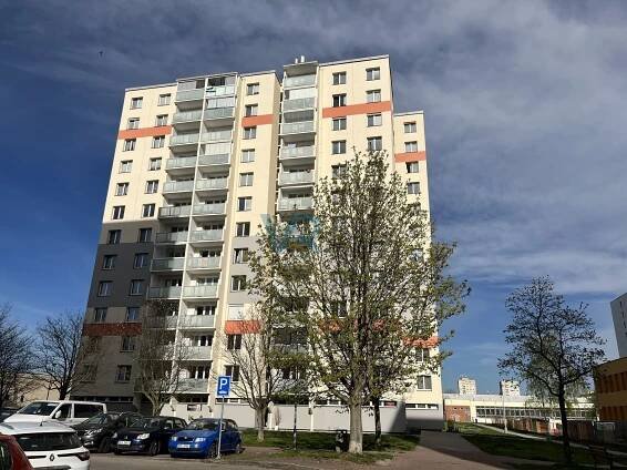 Prodej bytu 2+kk s lodžií, ul. Dlouhá 33, ČB, družstevní vlastnictví, 45 m2, výtah - vicek-reality.cz