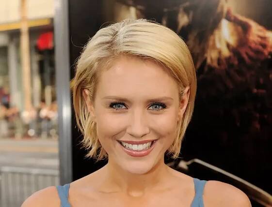 Nicky Whelan - Height, Weight, Bra Size, Measurements & Bio