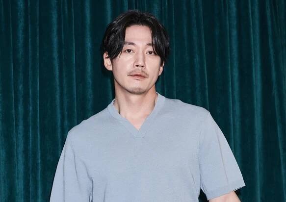 Jang Hyuk rád obsazuje svoje přátele do drobných roliček a těší se, až bude mlátit Kim Jong Kooka