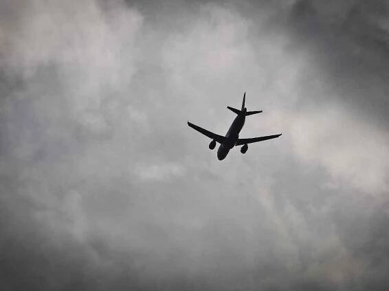 Hlasujte, zda se mám převléknout. Pilotka šokovala pasažéry neobvyklým chováním