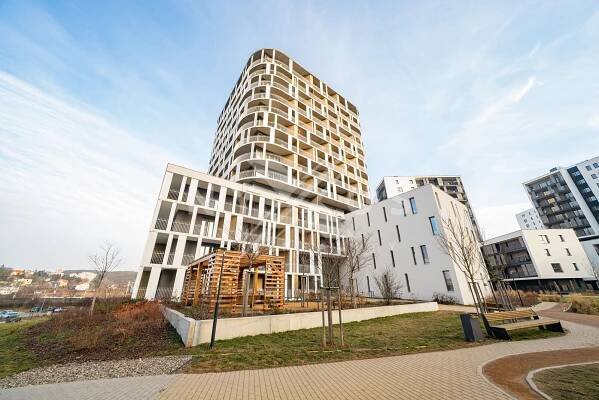 Prodej bytu 3+kk - 80 m⊃2; + 2x terasa 37 m⊃2;, garážové stání, sklep, Mezi vodami, Praha 4 - Modřany | Nyxus reality s