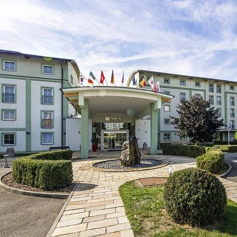 Pobyt v Plzni pro jednoho i rodinu: 4* hotel se snídaní, svařák a sladké občerstvení i sleva na tenis
