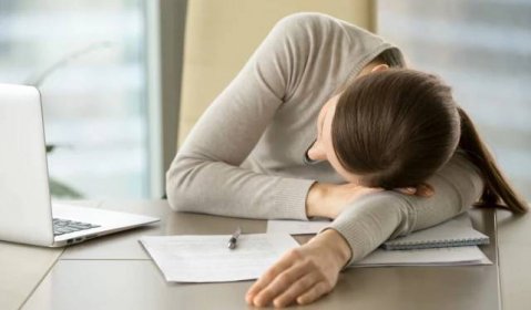 Nadměrná ospalost ztíží každodenní fungování. Ukazovat může na řadu nepříjemných problémů – StyleUp.cz Krása a styl na každý