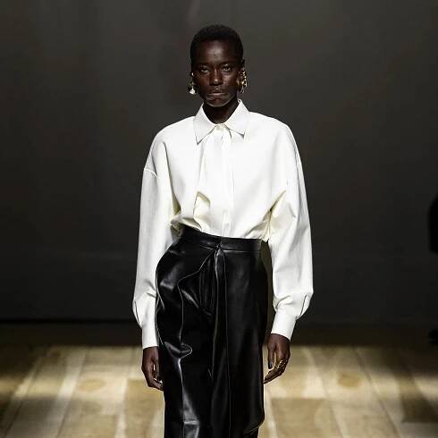 9 Fresh Ways To Wear A White Shirt, According To The Catwalks