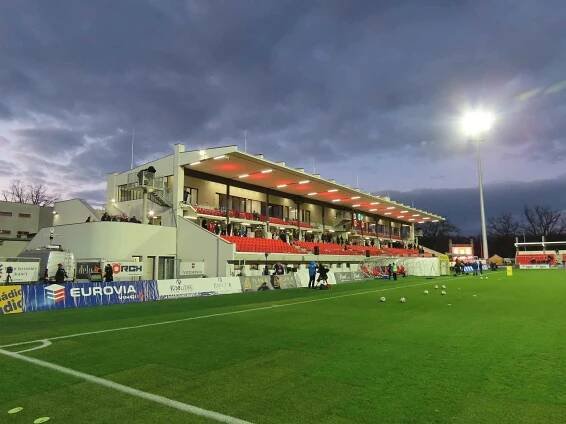 Sportovní událost v Pardubicích. Zápas FK Pardubice a SK Slavia Praha.