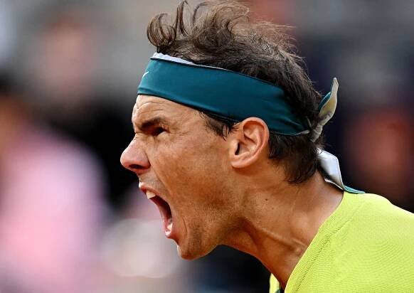 Nadal válčil pět setů, přes čtyři hodiny, ale uspěl. Souboj s Djokovičem je tady