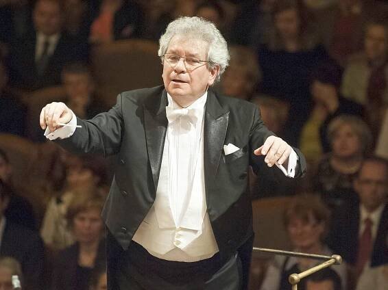 Koncert České filharmonie pro Bělohlávka zakončily slzy na jevišti i v hledišti