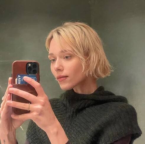 Ivanna Sakhno - Lip, Eyebrow, Eyelash, Neck, Mobile phone...