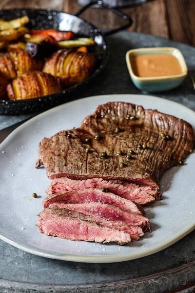 Flank steak s omáčkou zo zeleného korenia a pečenou zeleninou s korením Ras el Hanout - recept od Coolinári | food blog