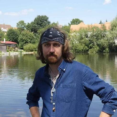Jednatřicetiletý Pavel Dorotka se před nedávnem se přestěhoval do Českých Budějovic. Od svých pětadvaceti let si jde za svým snem. Chce být slavným hercem, protože věří, že je to jeho osud.