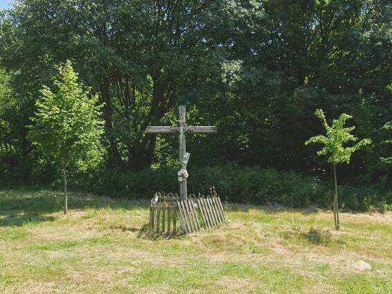 Kríž nad chatou Veľký Inovec. (r.2009/OlympusSP560UZ)
