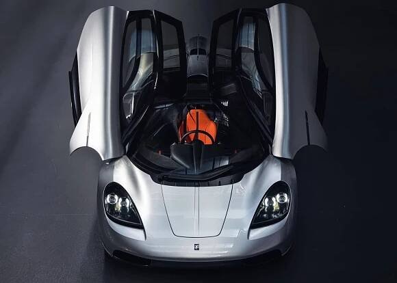 Gordon Murray navrhl 50 supersportů, teď má vlastní. S větrákem na zádi