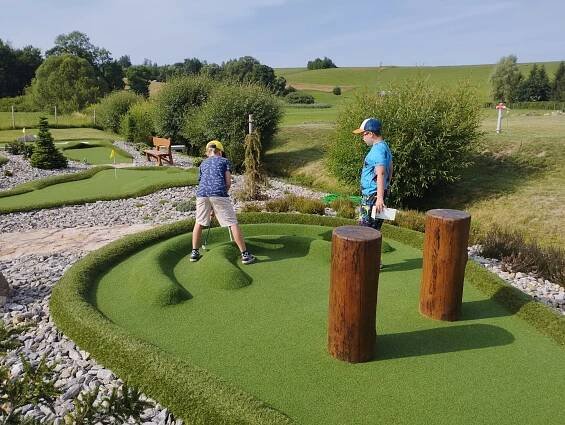 Výlet do Bukovice - minigolf | Základní škola a Mateřská škola Bezděkov nad Metují