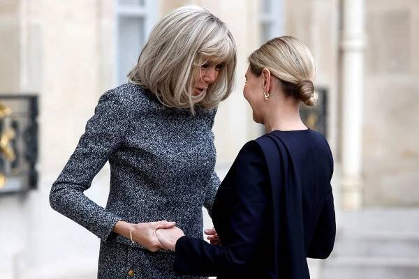 Proč byla Macronová v Británii tak odměřená? Umřela jí milovaná sestra!