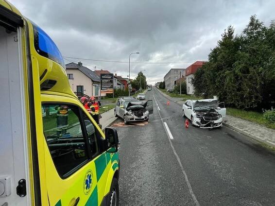 Při čelní srážce osobních automobilů ve Fryštáku se zranil řidič i řidička