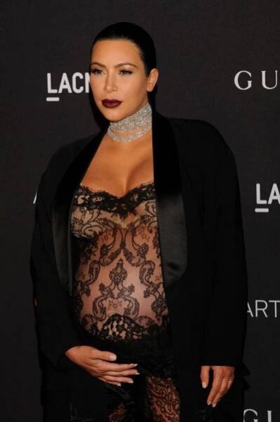 Kim Kardashian s veľkým bruchom prišla na akciu polonahá | TVNOVINY.sk