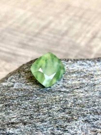 Minerál zelený GRANÁT GROSULÁR- šperk. drahokam, 11,75 Ct. PAK