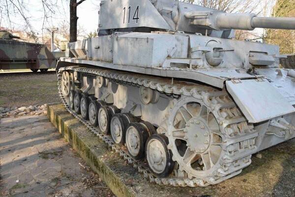 FOTO: Niekto poškodil vystavený tank v areáli Pamätníka SNP